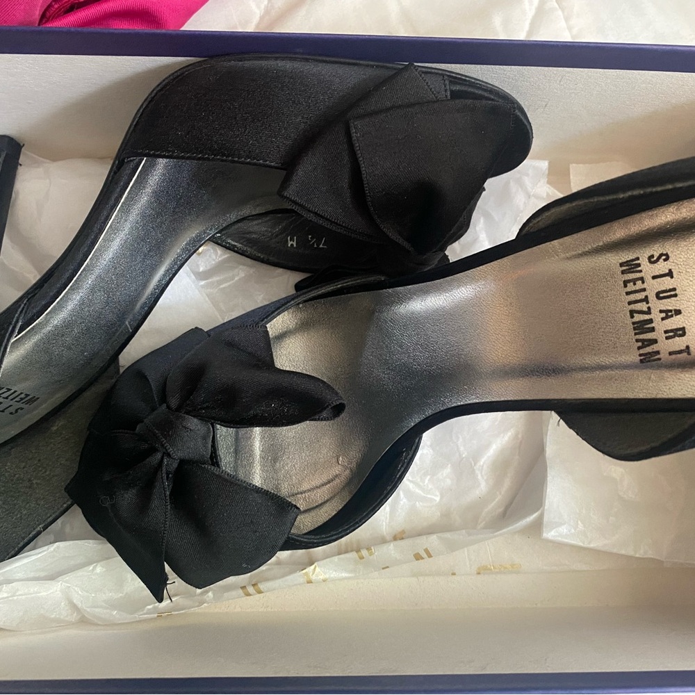 BOWRIBBON
BLACK SATIN
AW08249 Stuart Weitzman